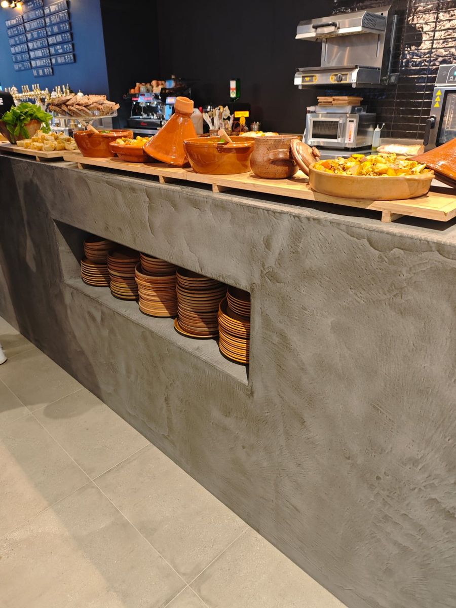 Cuisine moderne avec plan de travail en béton ciré