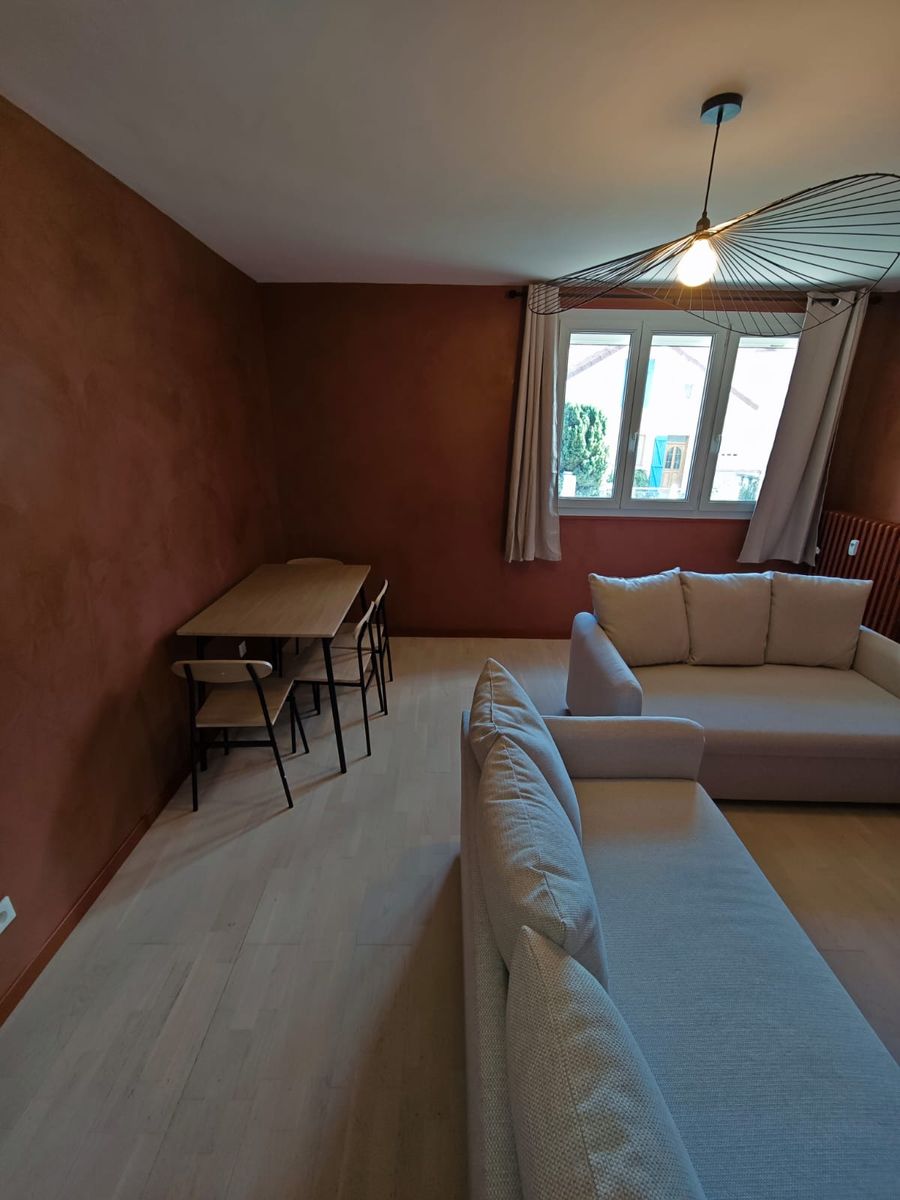 Application d’un enduit décoratif type béton ciré